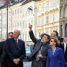 Kunsthistorikeren Peter Kre&#269;i&#269; var guide for Kongeparet på byvandringen gjennom Ljubljana (Foto: Srdjan Zivulovic, Reuters / Scanpix)
